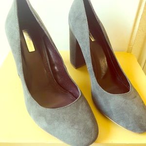 BCBG suede pumps